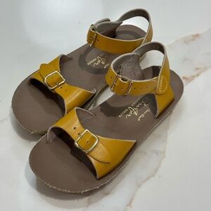 Mustard color unisex Sun-San brand Surfer leather sandals size 13 youth